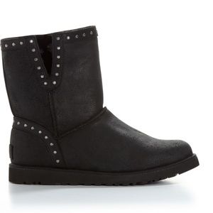 UGG LEATHER ANKLE BOOTS WITH SHEEPSKIN LINING AND STUDS PULL ON BOOTIES W STUDS